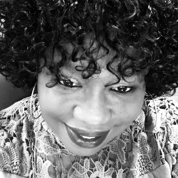 Meet your Posher, Nicole - Picture 1 of 1